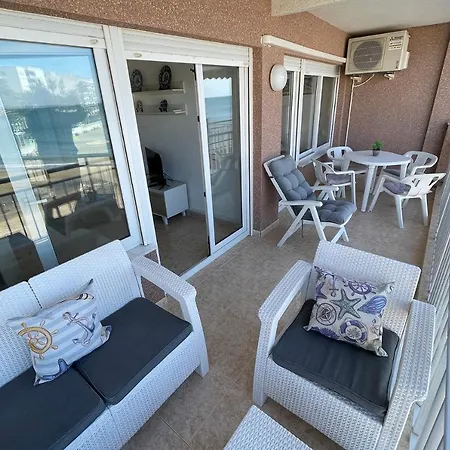 Con Encanto En La Orilla Del Mar